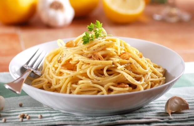 Спагетти с лимоном и чесноком
