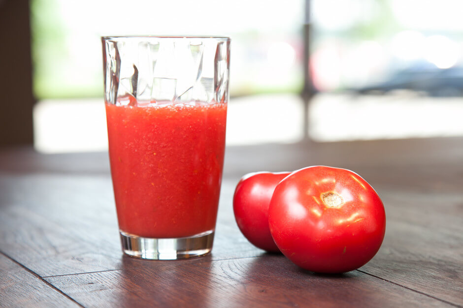 Переливаем наш томатный сок в бокал и подаём. Приятного аппетита!