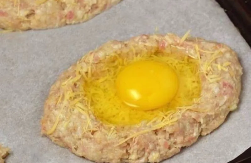 Добавление яиц и сырной шапки