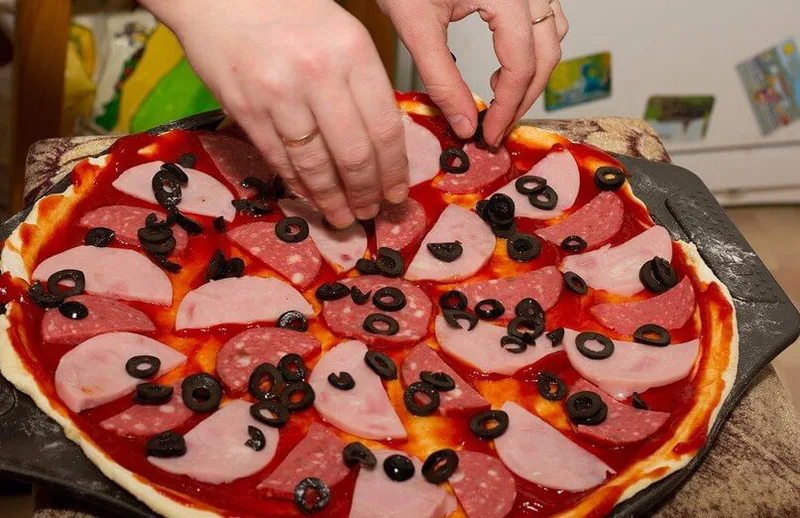 Укладка маслин и добавление специй