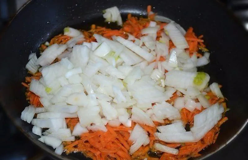 Обжарьте морковь и лук