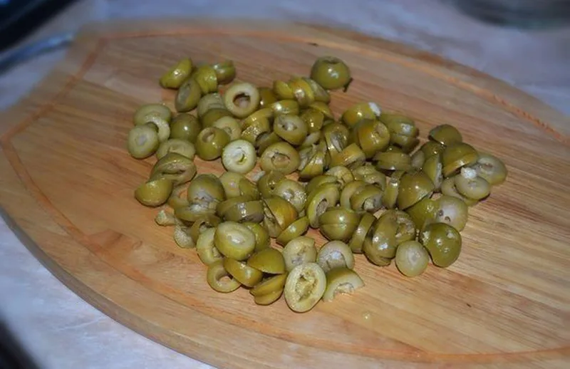 Нарежьте оливки