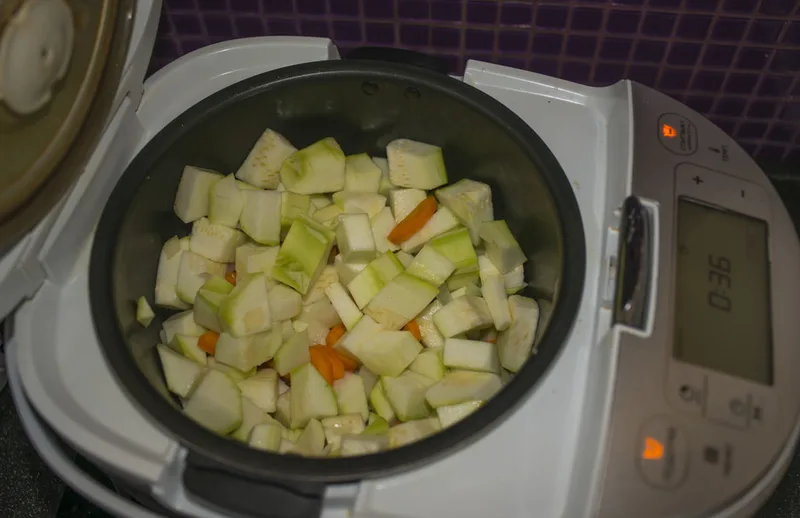 Добавьте кабачки и картофель