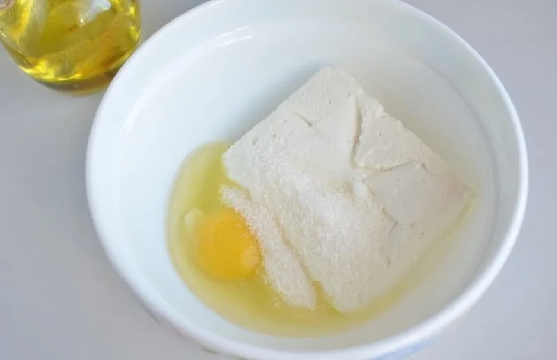 Растирание творога с сахаром, яйцом и солью