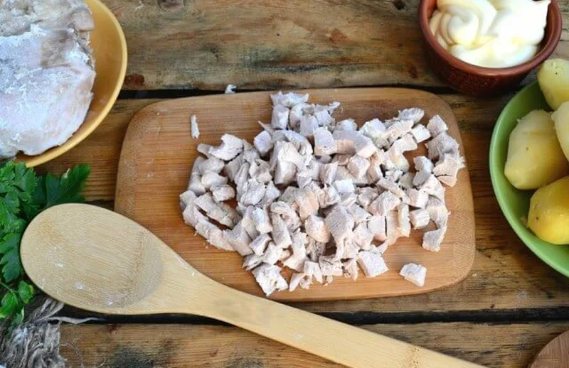 Нарезка индейки и картофеля