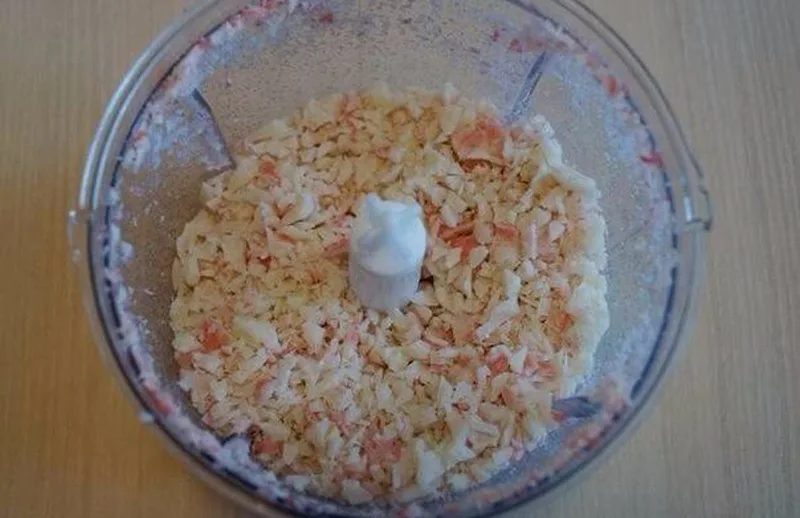 Измельчение крабовых палочек
