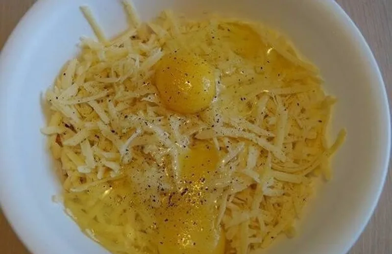 Смешивание с яйцами, специями и сыром