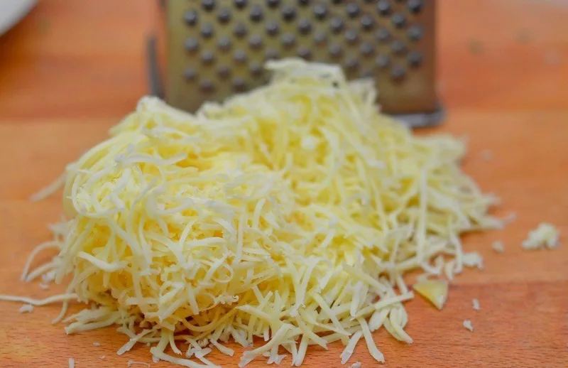 Введение сливок и тушение курицы