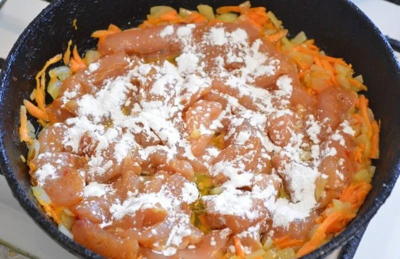 Обжаривание куриного филе с мукой