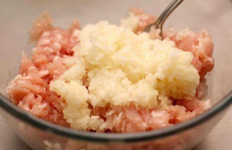Смешивание фарша с луком и яйцом