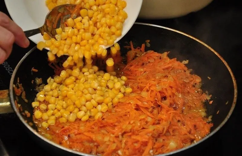 Обжаривание лука, моркови и кукурузы