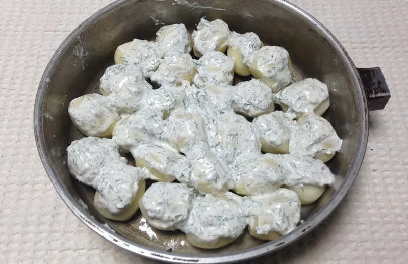 Приготовление сметанного соуса и запекание