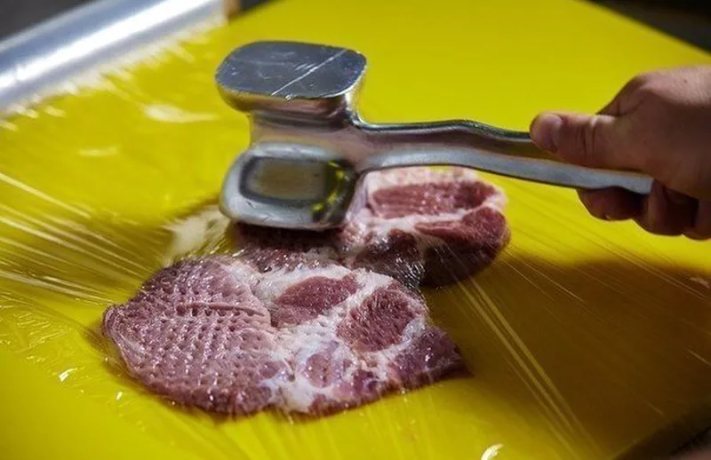 Подготовьте и обжарьте мясо