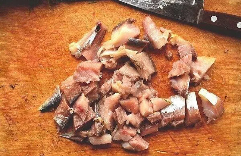 Разделка и нарезка копченой скумбрии
