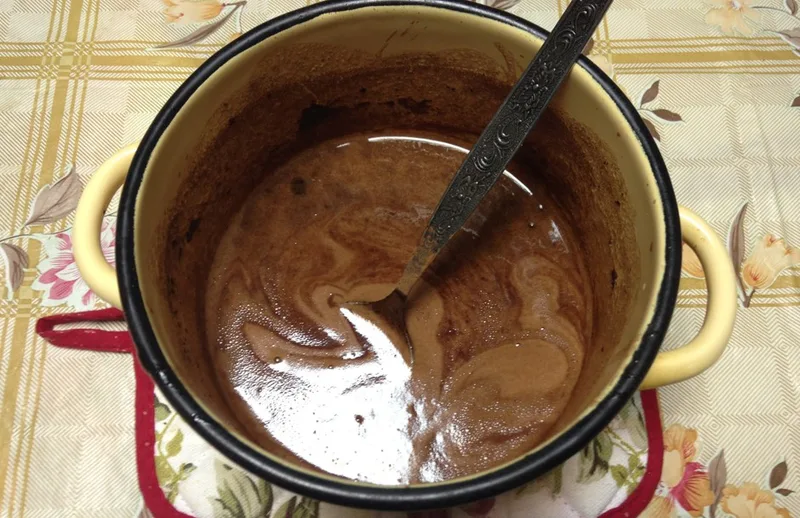 Приготовьте шоколадную массу