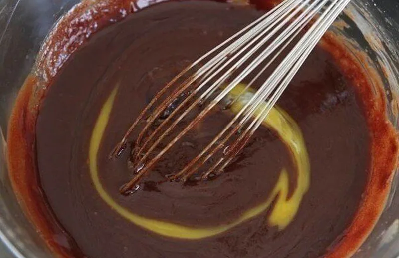 Растапливание шоколада с маслом и смешивание основы
