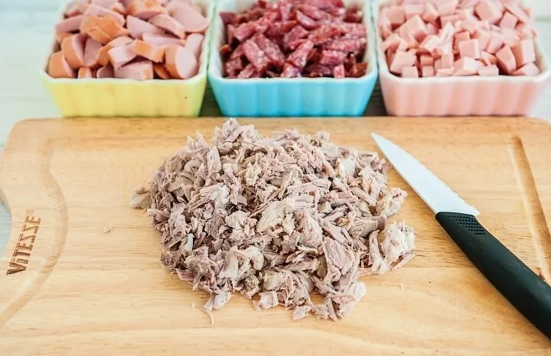 Нарежьте мясные компоненты