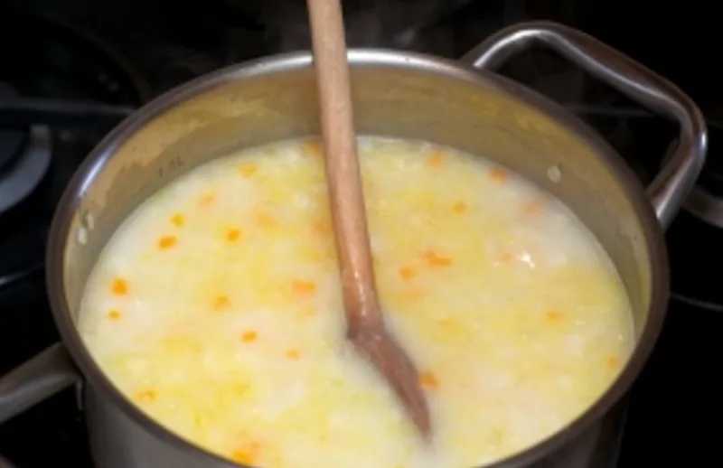 Добавьте воду и сыр