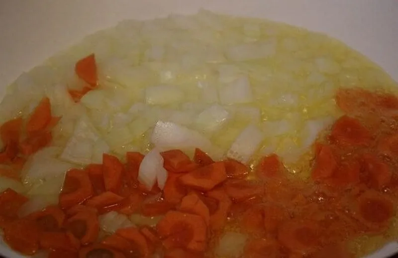 Обжаривание лука и моркови