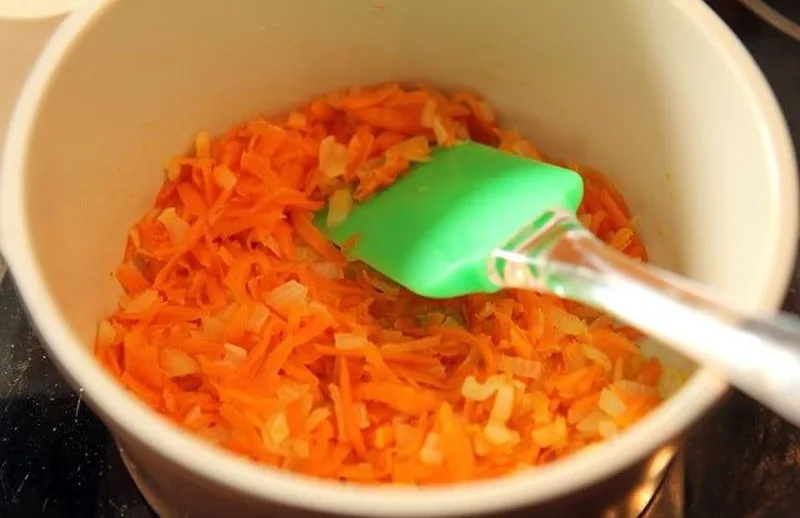 Обжаривание лука и моркови