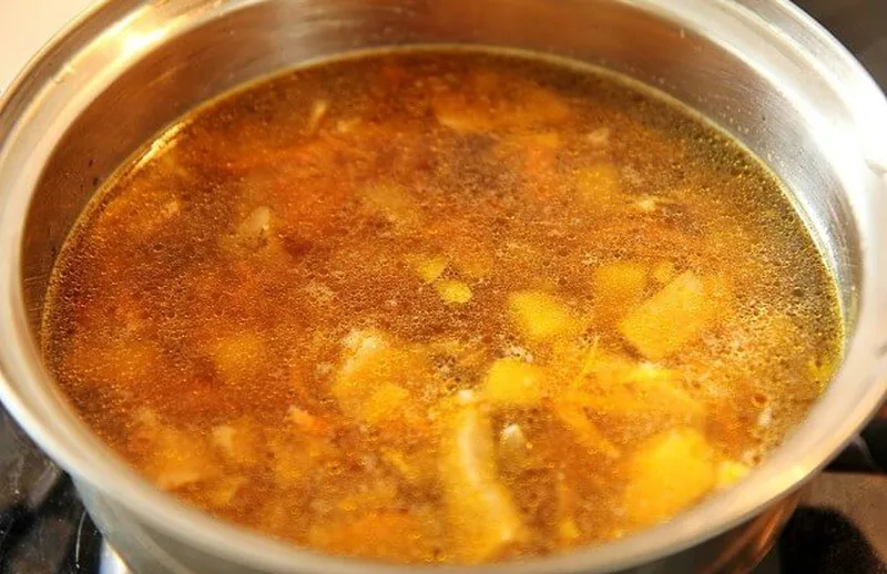 Варка картофеля и грибов в бульоне