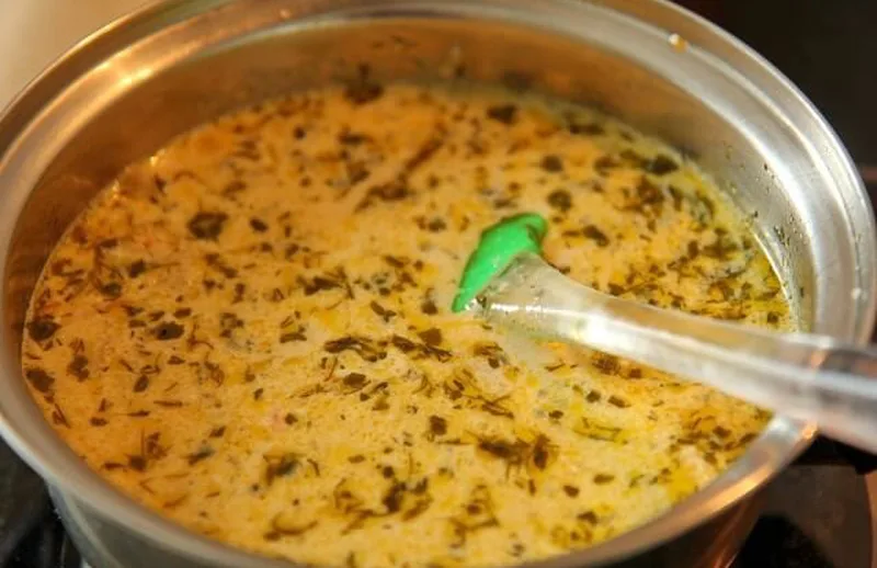 Добавление зажарки, сыра и зелени