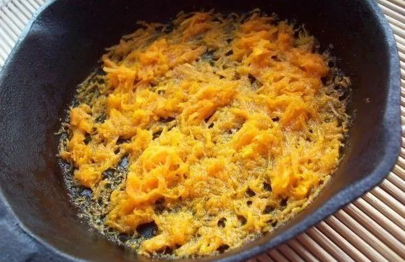 Натирание и обжаривание моркови