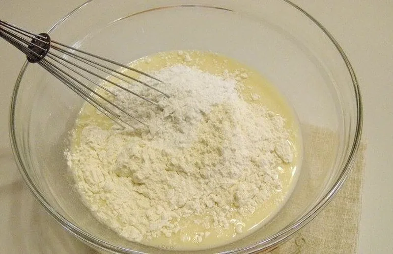 Добавление муки, крахмала и масла