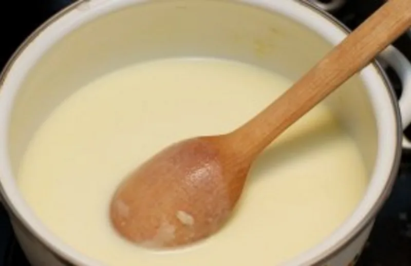 Приготовьте соус бешамель