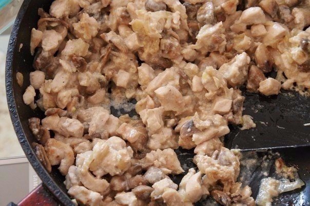Нарезаем небольшими кубиками куриную грудку, грибы и репчатый лук. Обжариваем до готовности на растительном масле и заливаем сметаной. Перемешиваем, солим, перчим и доводим до закипания.