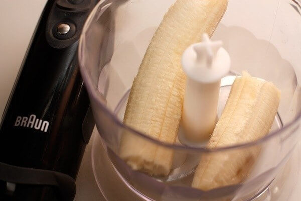 Для начала очистим банан, а после пюрируем его при помощи блендера.