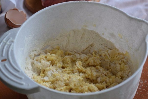 В миску тщательно просеять муку, добавить соль, залить кипятком и немедленно перемешать вилкой. Яйцо взбиваем с топленым сливочным маслом и добавляем в тесто.