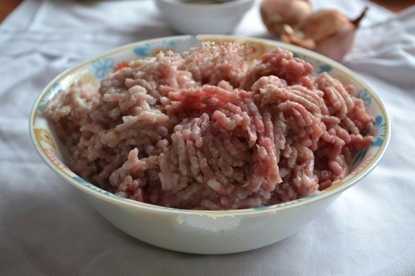 Очищаем лук и вместе со свининой пропускаем его через мясорубку. Добавляем соль, перец и другие специи по вкусу. Перемешаем. готово.