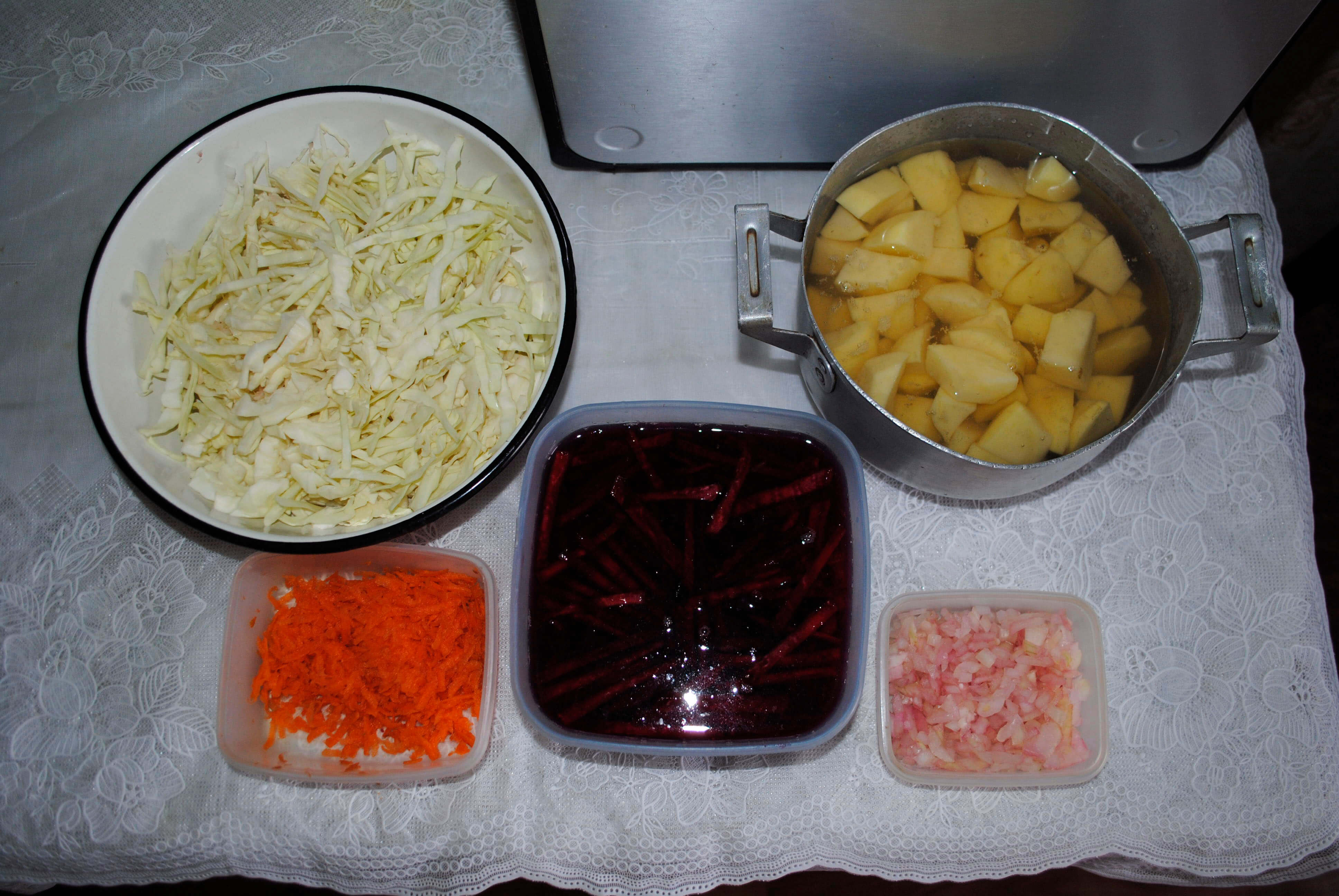 Нашинкуем капусту, лук и свеклу. Картофель очистим, промоем и нарежем кусочками. Морковь пропустим через среднюю тёрку.