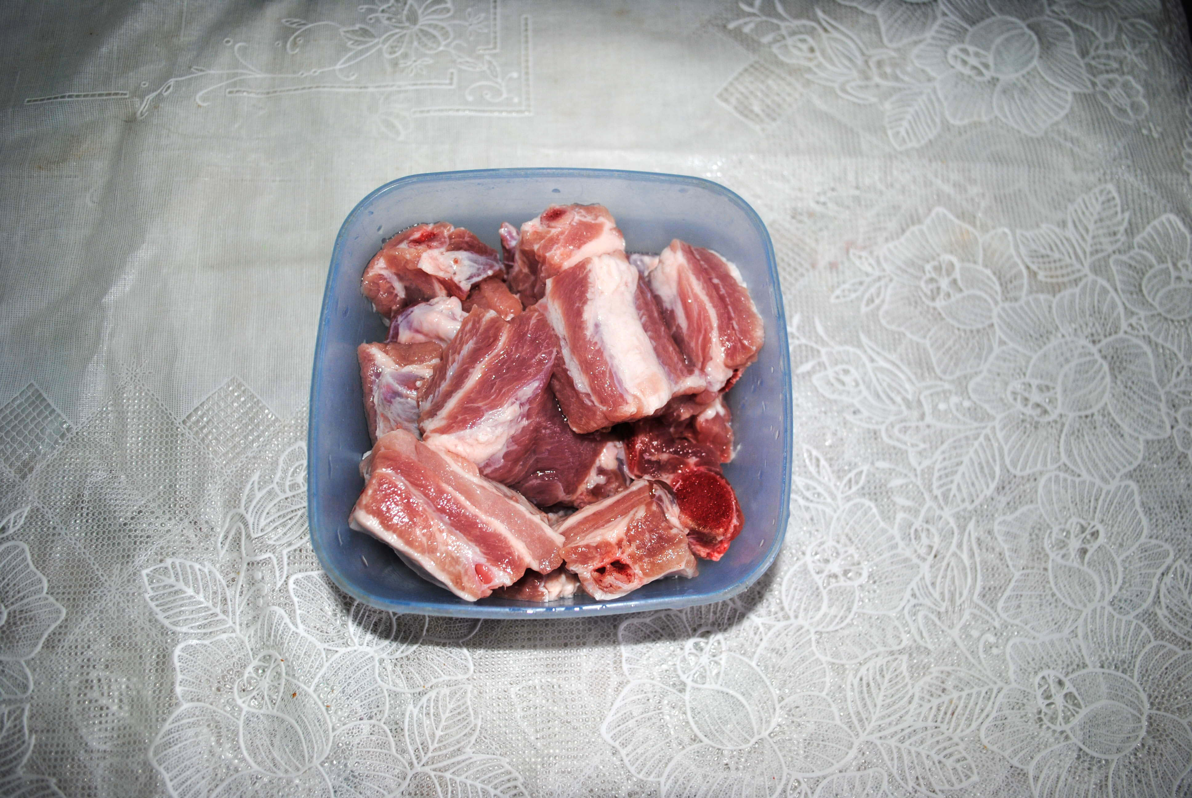 Мясо промоем в холодной воде и нарежем на порционные куски по вкусу.
