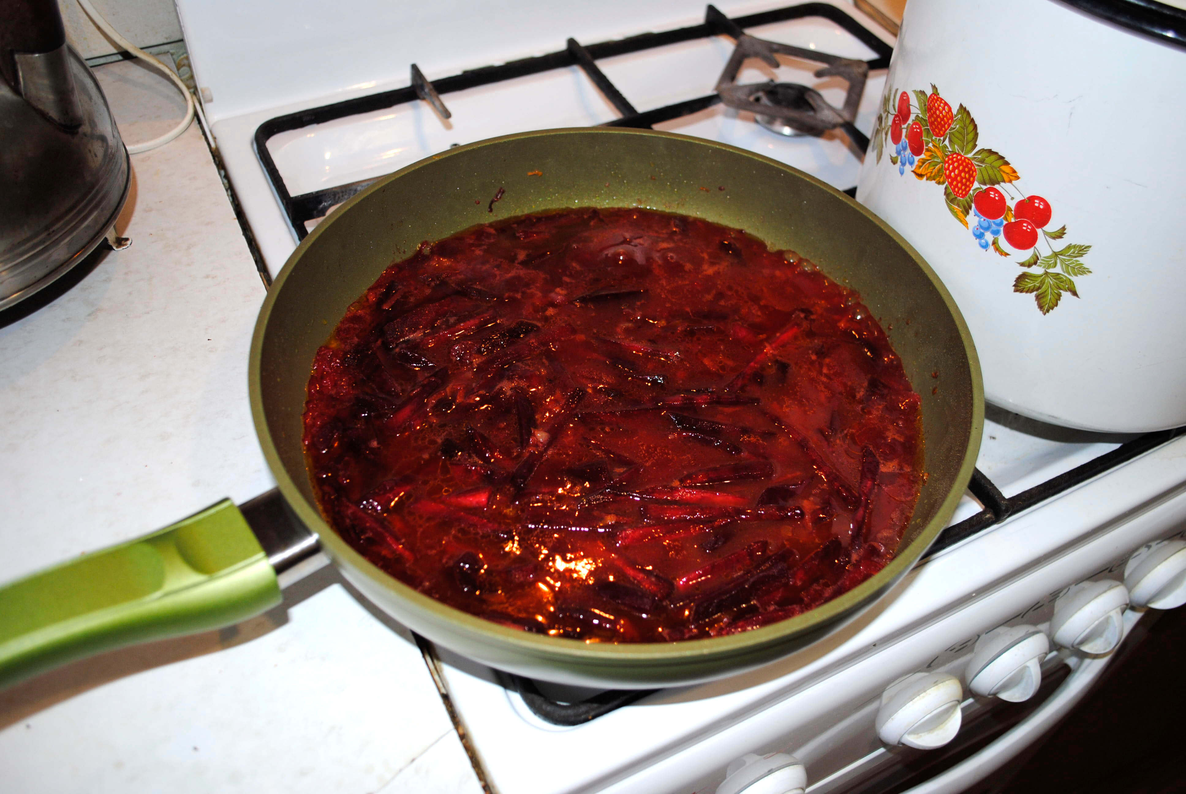 На сковороде пассеруем лук с морковью, а после добавим к ним буряк и 1 ч. л. лимонного сока. Протушим под крышкой 5 минут. Разведём томатную пасту в 100 граммах воды и добавим в сковороду. На маленьком огне под крышкой доводим до кипения, а с момента закипания тушим ещё 5 минут.