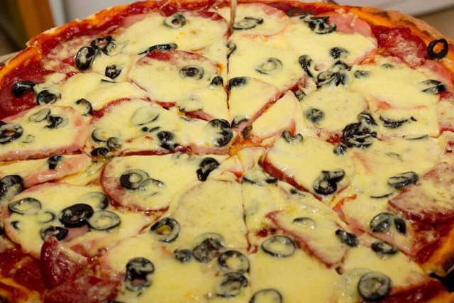 Домашняя пицца с колбасой и маслинами