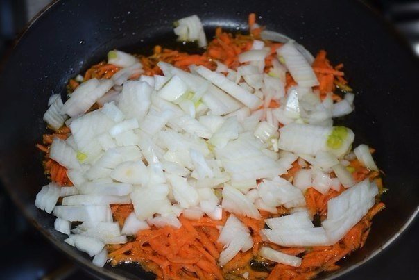 Морковь пропустим через среднюю тёрку, а лук нарежем небольшими кубиками. Выложим в сковородку с растительным маслом и обжарим их вместе 10 минут.