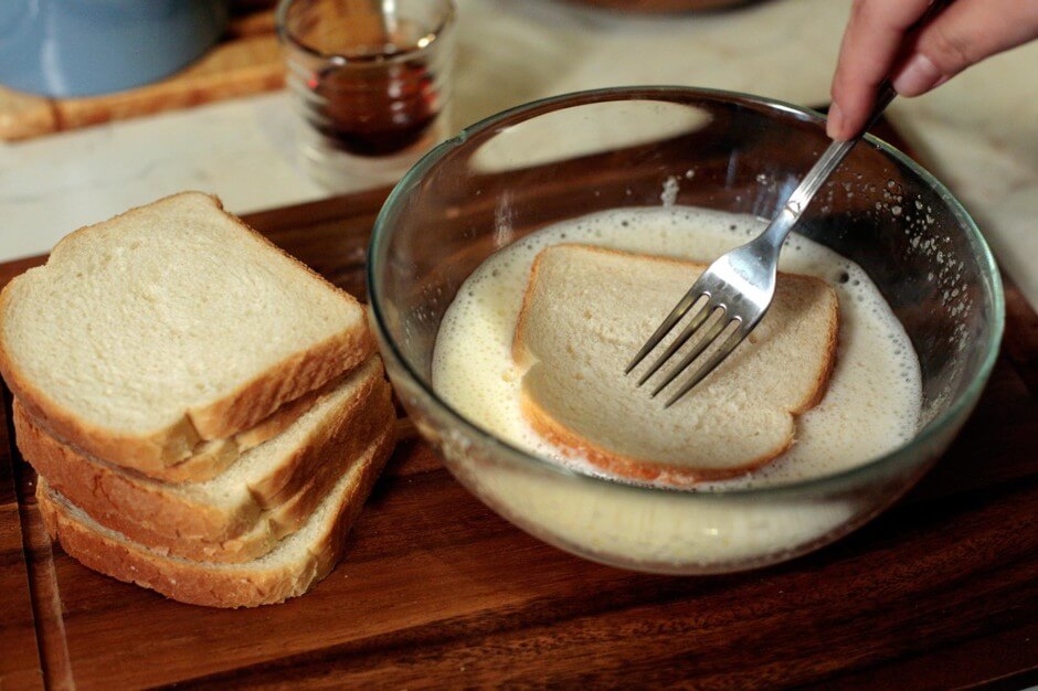 Ломтики хлеба поочерёдно опускаем на 30 секунд в смесь, с каждой стороны.