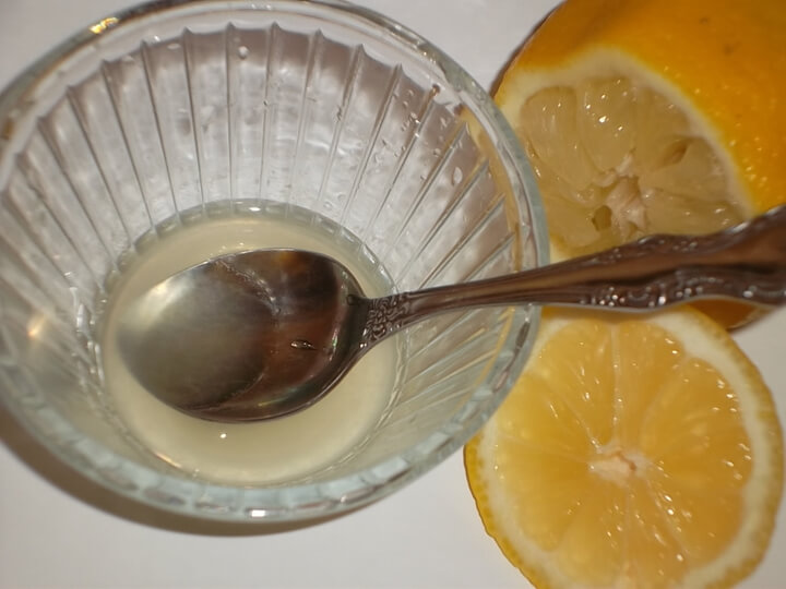 В небольшую посудину выжать желаемое количество лимонного сока и добавить сахар по вкусу (2-3 чайные ложки). Тщательно перемешать.