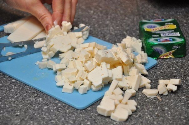 Сыр натрём на крупной тёрке или нарежем небольшими кубиками. Так же, нарезаем картофель небольшими кубиками и добавляем его в кипящую воду.