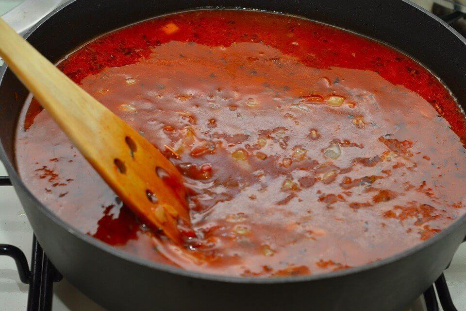 В отдельной посудине перемешаем бульон и томатную пасту. Добавим их в кастрюльку.