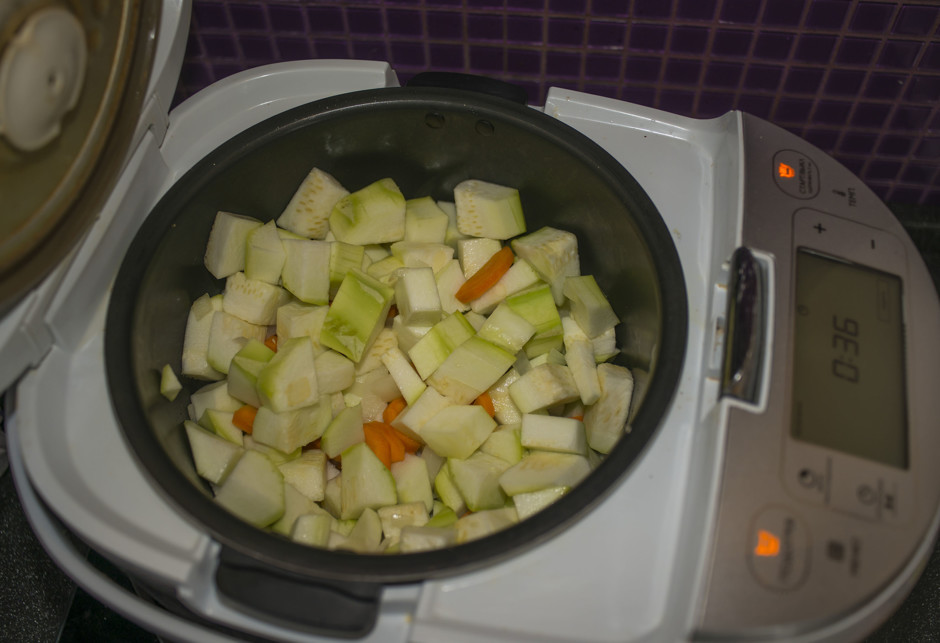 Нарезаем кабачки и очищенный картофель кусочками. Добавим их в мультиварку, перемешаем и обжарим ещё 15 минут.