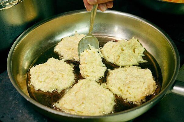 Сковородку смажем растительным маслом, разогреем и столовой ложкой порциями выкладываем на неё наши драники.