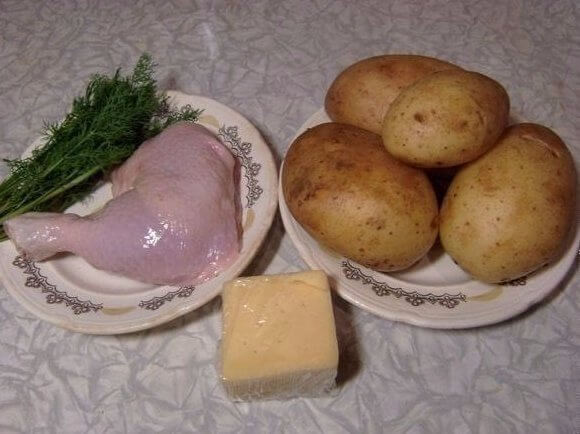Курицу промыть и обсушить. Картофель отварить до готовности в солёной воде.