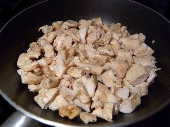 Курицу нарежем и обжарим на подсолнечном масле. Добавляем соль, перец, приправы для курицы и сушёную зелень.