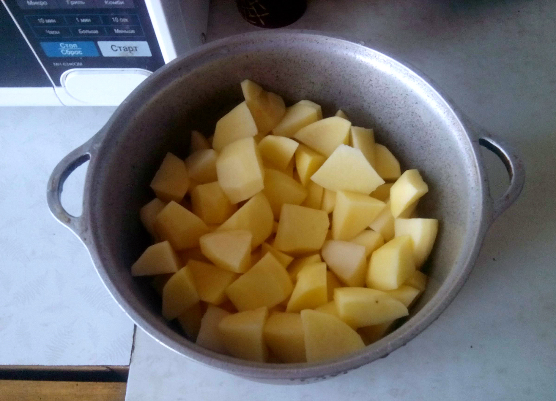 Картофель очистить, промыть и нарезать кусочками.