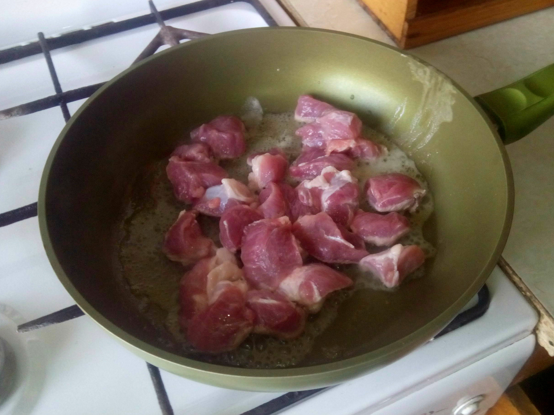 Смазываем сковороду сливочным маслом, разогреваем её и обжариваем свинину до приобретения румяного цвета.