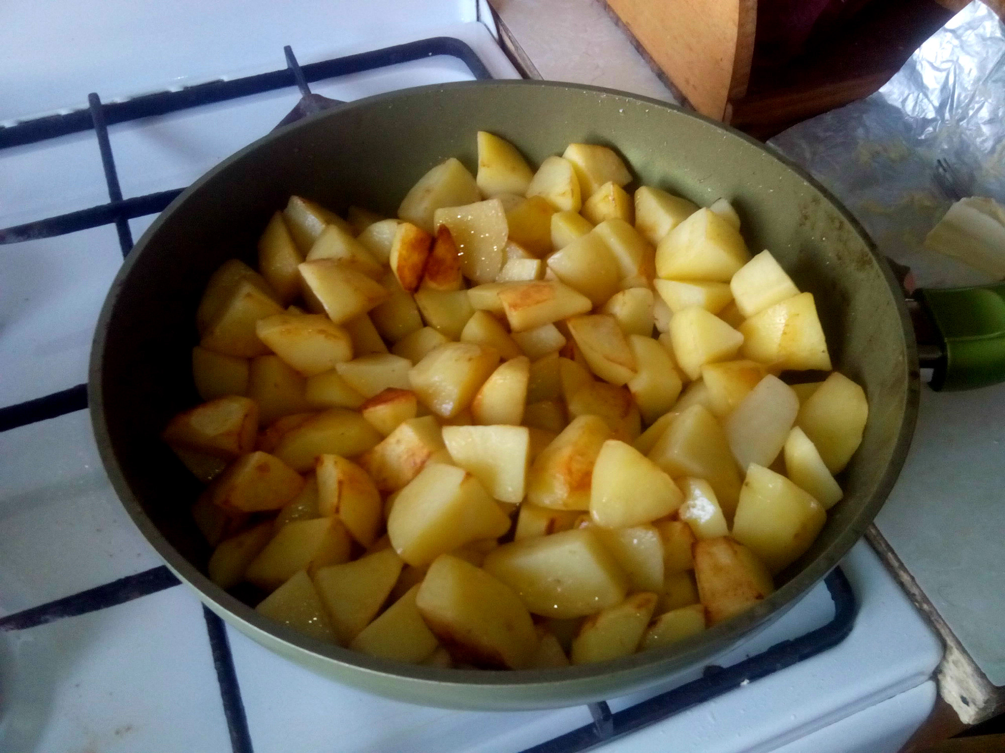 После, обжарить практически до готовности картофель.