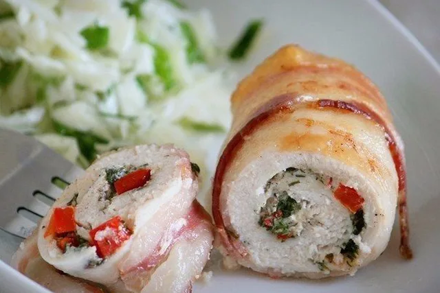 Куриные рулетики в беконе